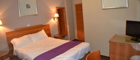 Ropa de cama de alta calidad y caja de seguridad en la habitación