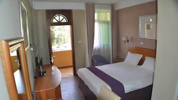 Ropa de cama de alta calidad y caja de seguridad en la habitación