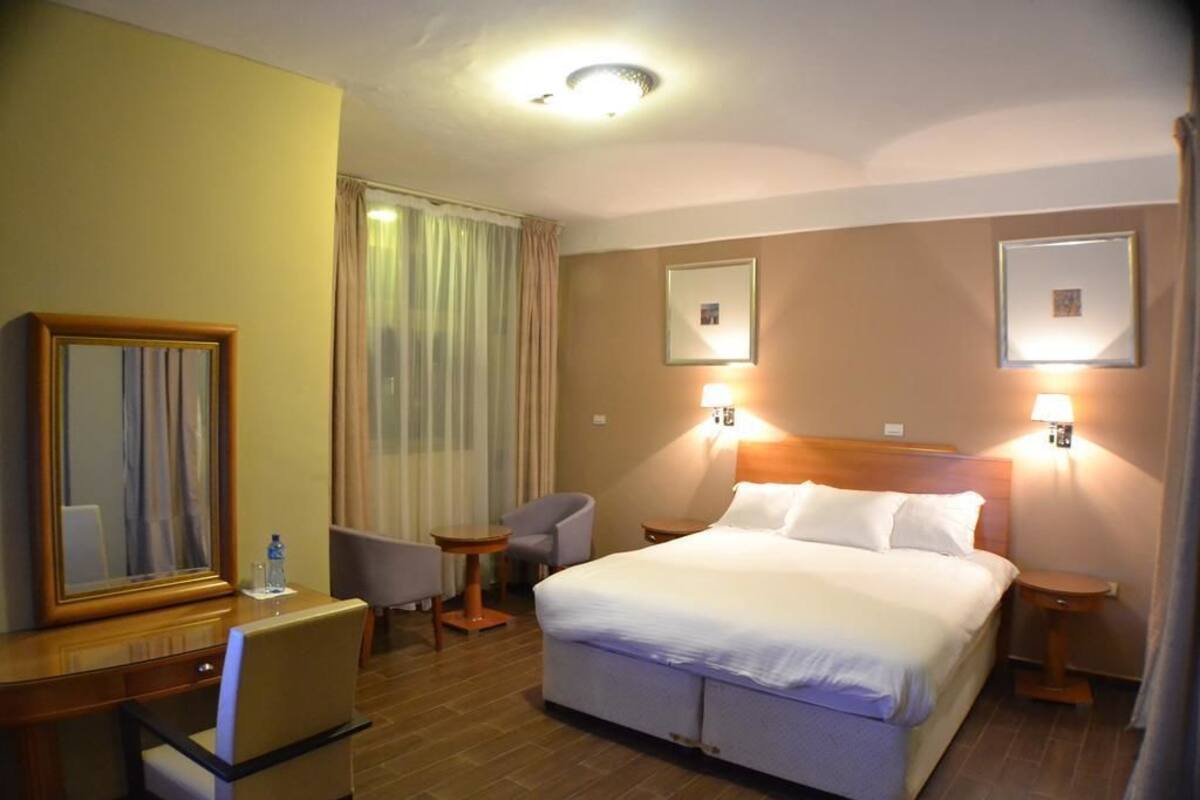 Chambre, 1 très grand lit
