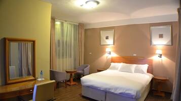 Habitación, 1 cama King size | Ropa de cama de alta calidad y caja de seguridad en la habitación