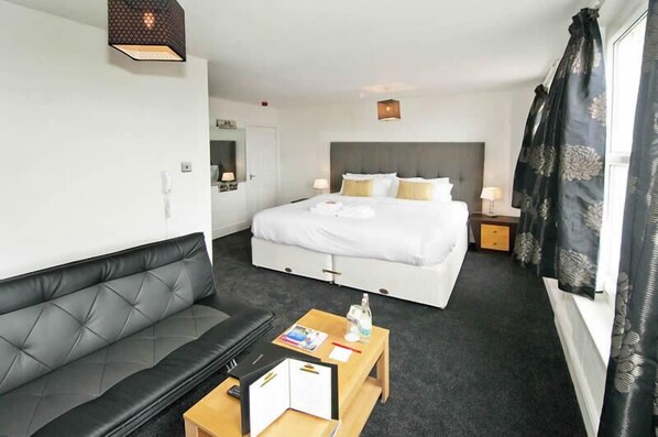 Chambre Double ou avec lits jumeaux, salle de bains attenante, vue mer | Draps en coton égyptien, literie de qualité supérieure