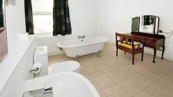 Suite superior, 1 cama Queen size y sofá cama, Terraza, vista al océano (Acacia) | Baño | Amenidades de baño gratuitas y secadora de cabello