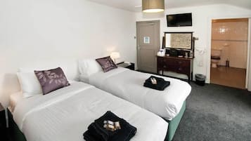 Habitación estándar con 1 cama matrimonial o 2 individuales, baño en la habitación | Sábanas de algodón egipcio y ropa de cama de alta calidad