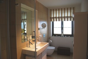 Shower, hydromassage showerhead, hair dryer, bathrobes - Luxusappartement Abendsonne (Wenningstedt-Braderup)