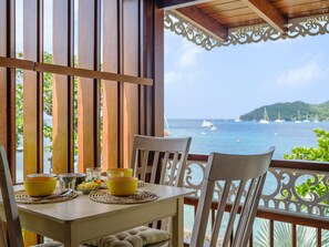 Deluxe Suite, 1 Bedroom, Terrace, Sea View | 1 bilik tidur, peralatan tempat tidur premium, peti besi dalam bilik