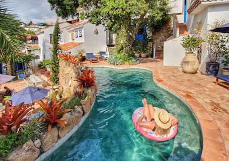 2 piscinas al aire libre, sombrillas, sillones reclinables de piscina