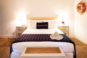 Habitación clásica | Ropa de cama de alta calidad y minibar 