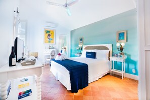 Ropa de cama de alta calidad y minibar 