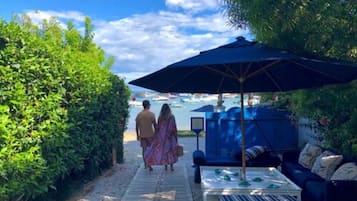 Accommodatie ligt op het strand, ligstoelen, parasols, strandlakens