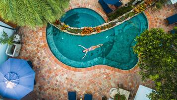 2 piscinas externas, guarda-sóis, espreguiçadeiras