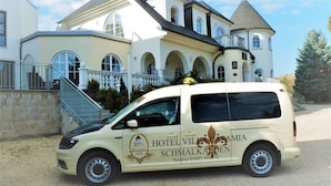 A white van parked in front of a large, elegant building with a turret and arched windows. - Hotel Villa Casamia - Adult Only (Schmalkalden)