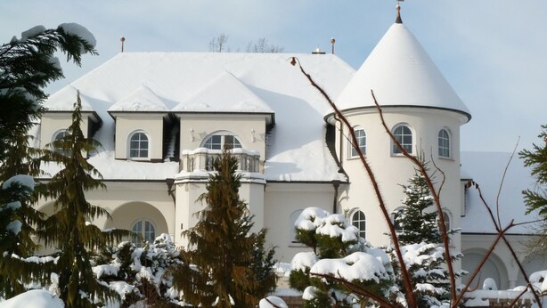 A large, snow-covered mansion with a central tower and multiple windows. - Hotel Villa Casamia - Adult Only (Schmalkalden)