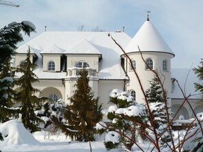 A large, snow-covered mansion with a central tower and multiple windows. - Hotel Villa Casamia - Adult Only (Schmalkalden)