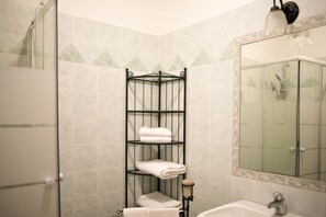 Double Room, Shared Bathroom, City View | Bathroom | Shower, free toiletries, hair dryer, towels - All'ombra della Torre (Siena)