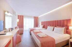 Standard Room, Pool View | Bar mini percuma, peti besi dalam bilik, ruang kerja komputer riba 