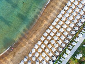 附近的私人海灘、躺椅、太陽傘、沙灘巾