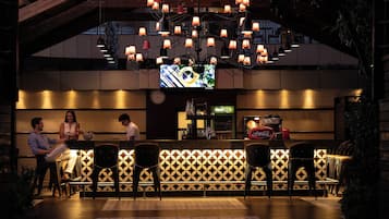 3 bars/lounges, een poolbar, een strandbar
