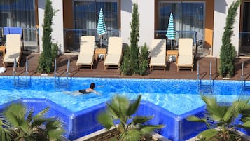 3 kapalı yüzme havuzu, sezonluk açık havuz, ücretsiz havuz kabinleri