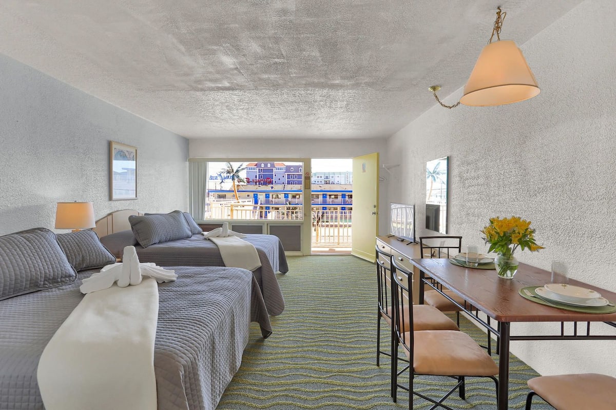 Deluxe Room, 2 Queen Beds, Kitchenette