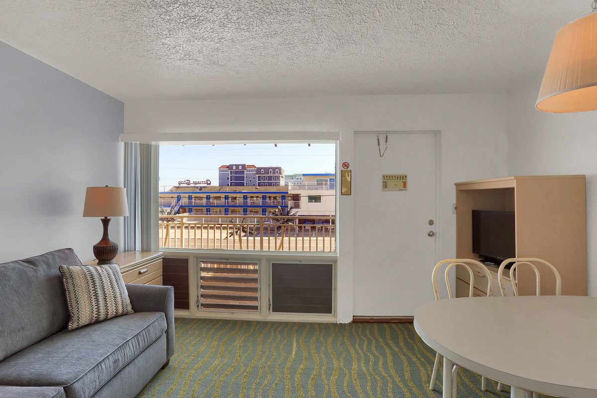 Habitación Deluxe, 1 cama Queen size y sofá cama, cocineta | Wifi gratis y ropa de cama