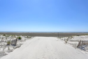 Una playa cerca, arena blanca