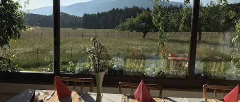 Frühstück, Mittagessen, Abendessen, regionale Küche