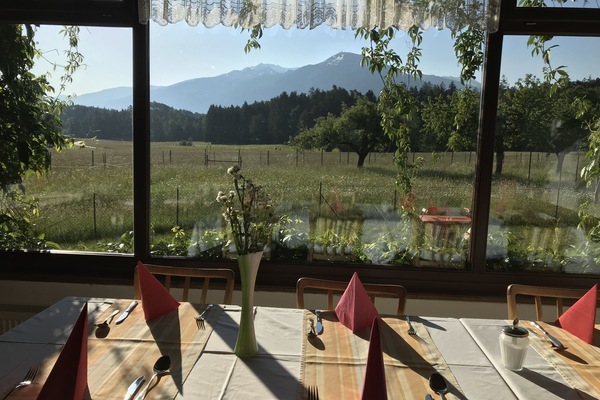 Breakfast, lunch, dinner served; Regional cuisine