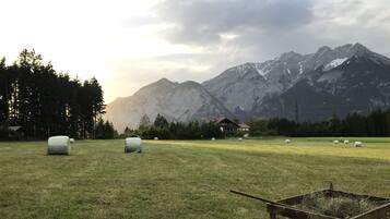 Vista frontal de la propiedad por la tarde o noche