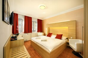 Chambre Double Romantique, 1 très grand lit, réfrigérateur, vue jardin