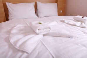 Habitación doble superior, 1 cama de matrimonio grande, bañera, vistas al jardín | Caja fuerte, escritorio, sistema de insonorización y cunas (de pago)
