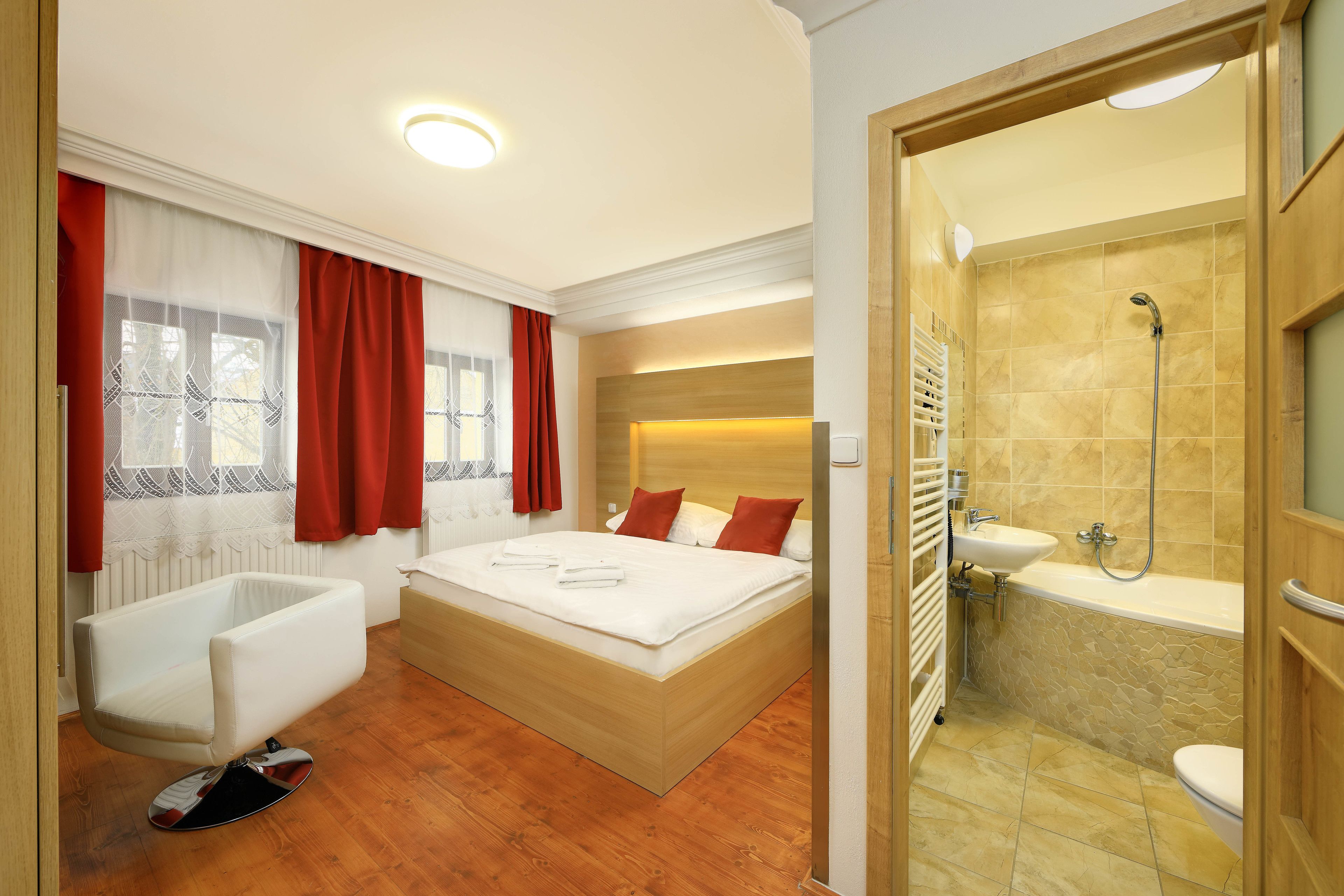 Habitación doble superior, 1 cama King size, tina, vista al jardín | Caja de seguridad en la habitación, escritorio, insonorización y cunas 