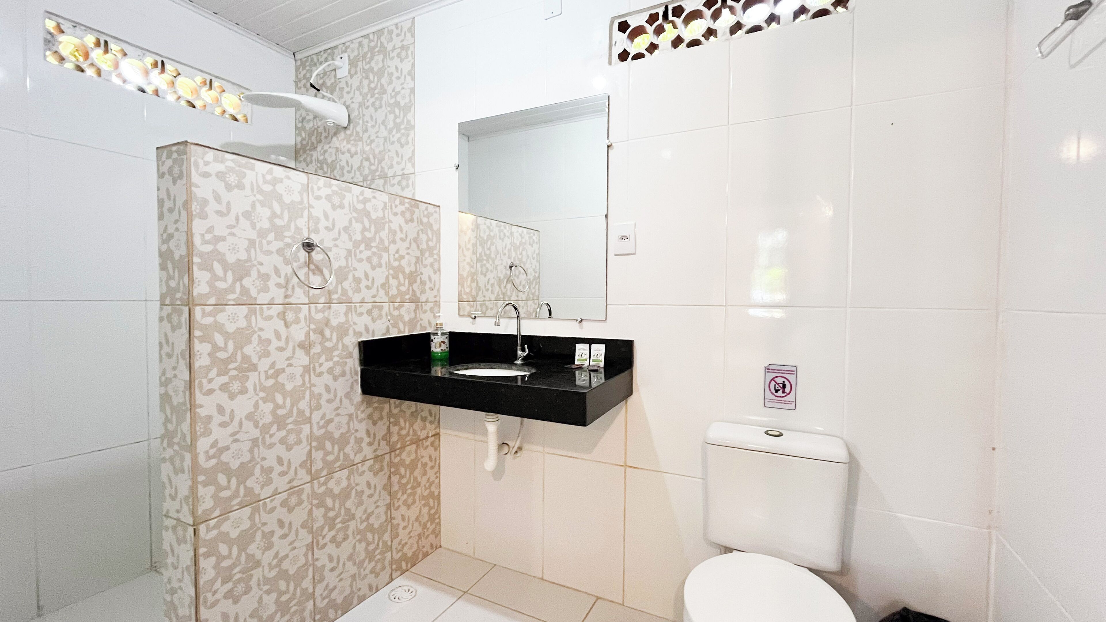 Un baño con ducha, inodoro y lavamanos.