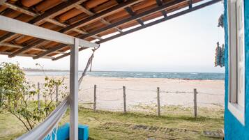 Standaard driepersoonskamer, uitzicht op oceaan | Terras