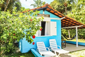 Standard Triple Room, Ocean View | Minibar, bed sheets