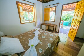 Standard Apartment | Minibar, bed sheets