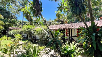 Triple Room | Minibar, bed sheets