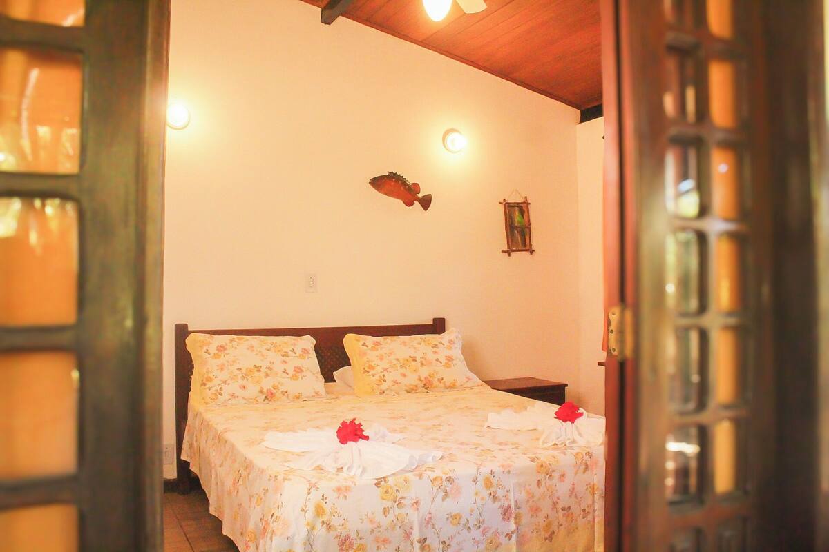 Quarto casal romântico | Frigobar, roupa de cama