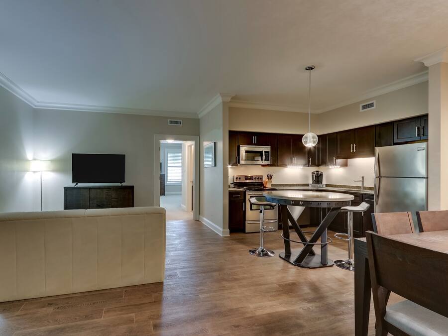 Un apartamento moderno con sala de estar, cocina y comedor.