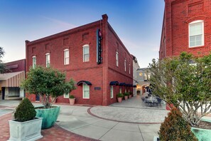 Exterior - The Mantissa Hotel (Hartsville)