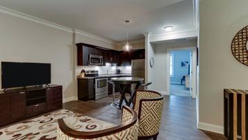 Classic King Suite | Living area