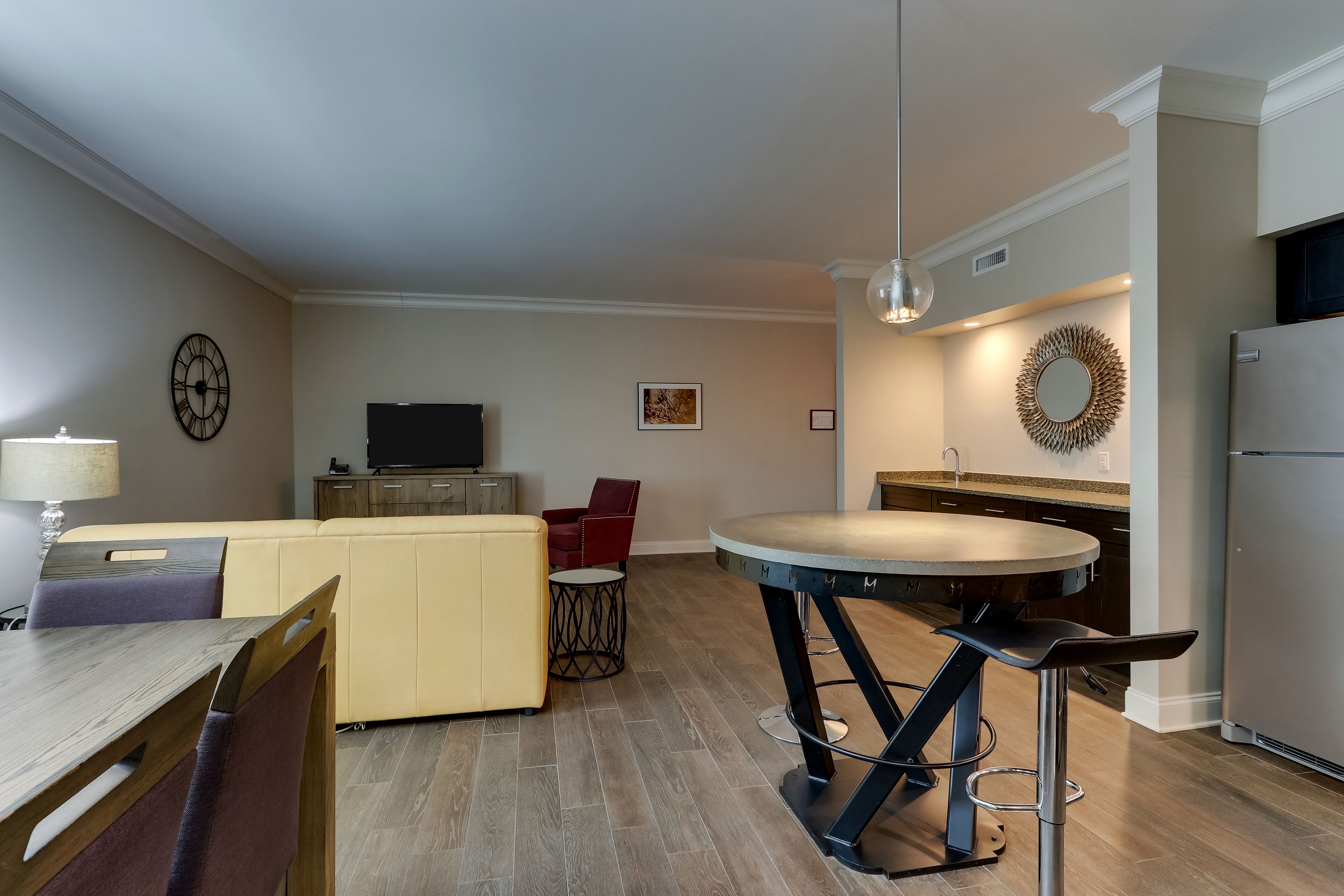 Una cocina moderna con comedor, sofá y televisor.