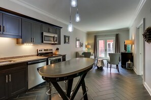 Regal mid-King Suite | In-room dining - The Mantissa Hotel (Hartsville)