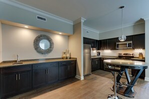 Executive King Suite | Private kitchen | Full-sized fridge, microwave, oven, stovetop - The Mantissa Hotel (Hartsville)