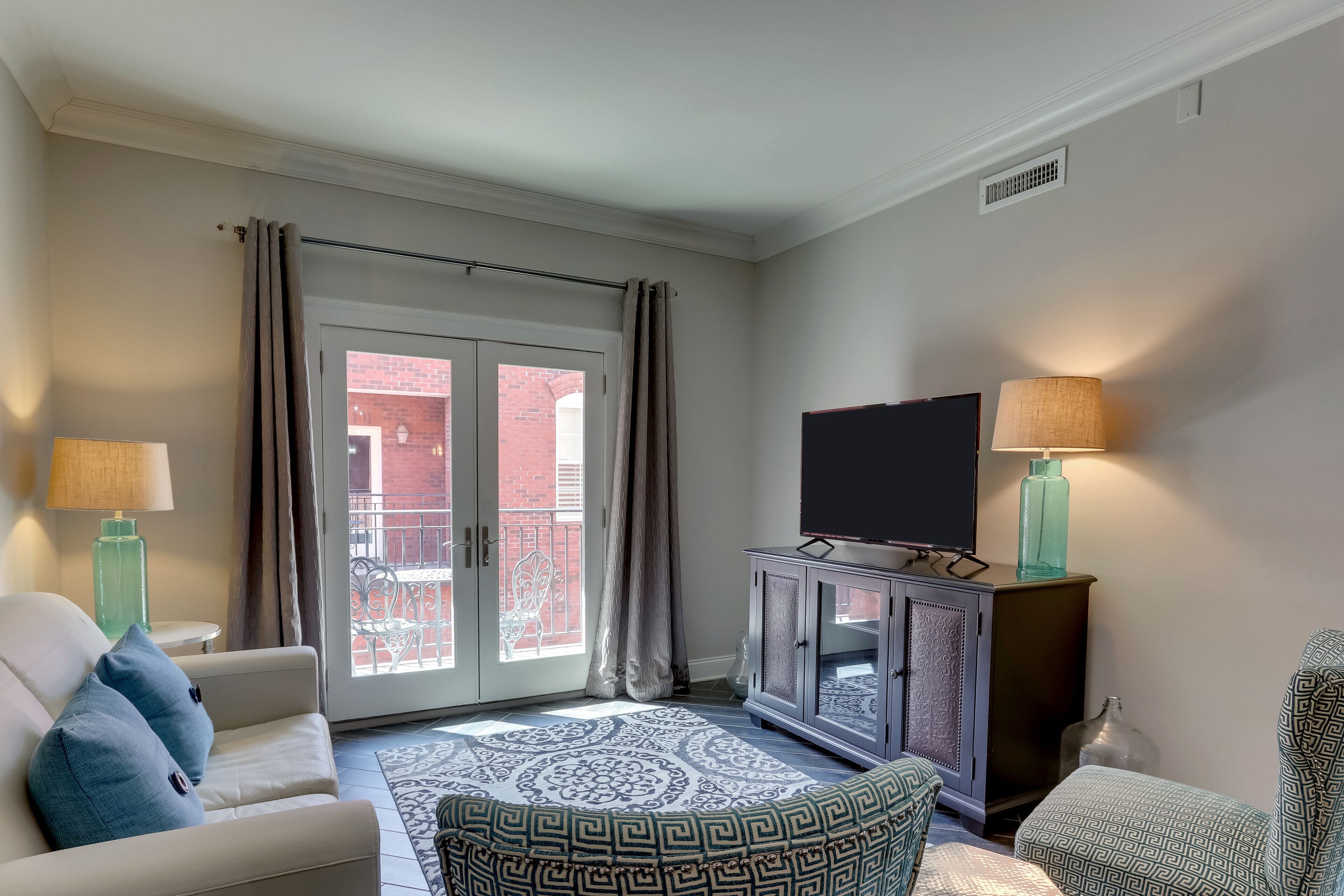 Suite, 1 King-Bett und Schlafsofa, barrierefrei | Wohnbereich | Flachbildfernseher