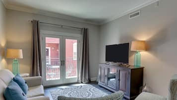 Suite, 1 cama King size y sofá cama, con acceso para personas discapacitadas | Área de sala de estar | Televisión de pantalla plana