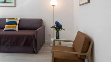 Leilighet, 1 soverom | Oppholdsrom | En 43-tommers smart-TV med kabel-kanaler