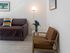 Apartment, 1 Bedroom | Living room | 43-inch Smart TV with cable channels