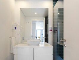 Apartamento superior, 1 quarto | Banheiro | Chuveiro, chuveiro com efeito de chuva, produtos de toalete grátis 