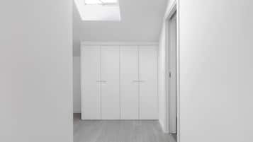 Caja de seguridad en la habitación y cortinas blackout