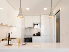 Refrigerador con freezer, microondas, placa de cocina, lavavajillas